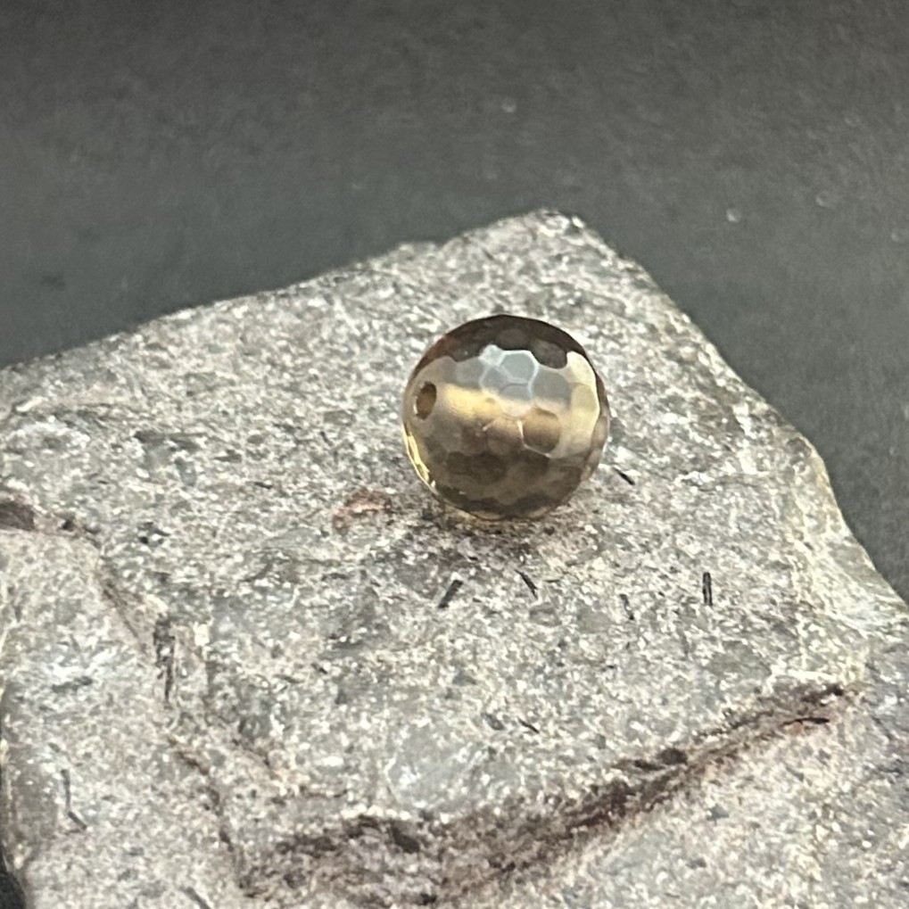Rauchquarz Kugel gebohrt, facettiert 16mm Rauchquarz Kugel gebohrt, facettiert 16mm